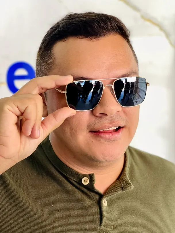 Modelo usando óculos de sol com proteção UV