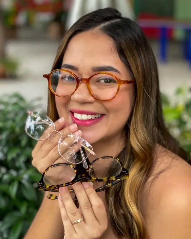 Mulher usando óculos com lentes multifocais